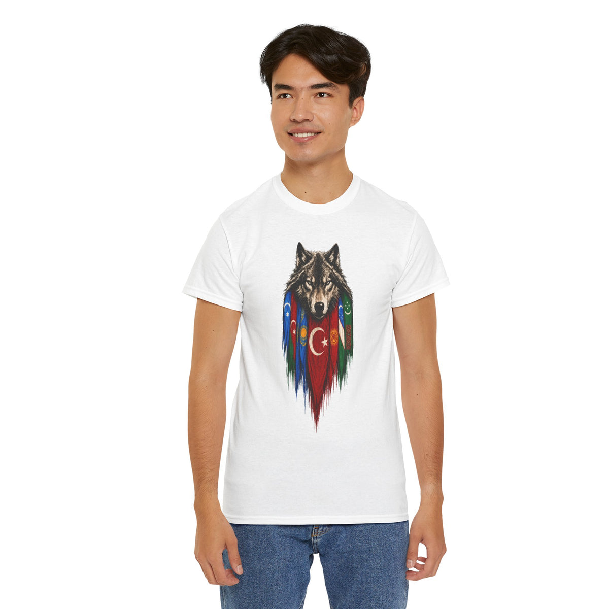 Homme portant le t-shirt blanc au loup et aux sept drapeaux turciques avec un jean