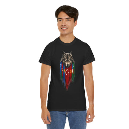 Homme portant le t-shirt noir au loup et aux sept drapeaux turciques