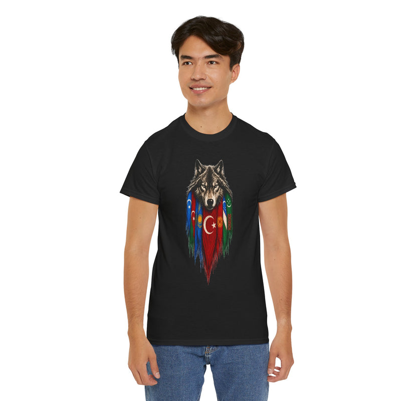 Homme portant le t-shirt noir au loup et aux sept drapeaux turciques