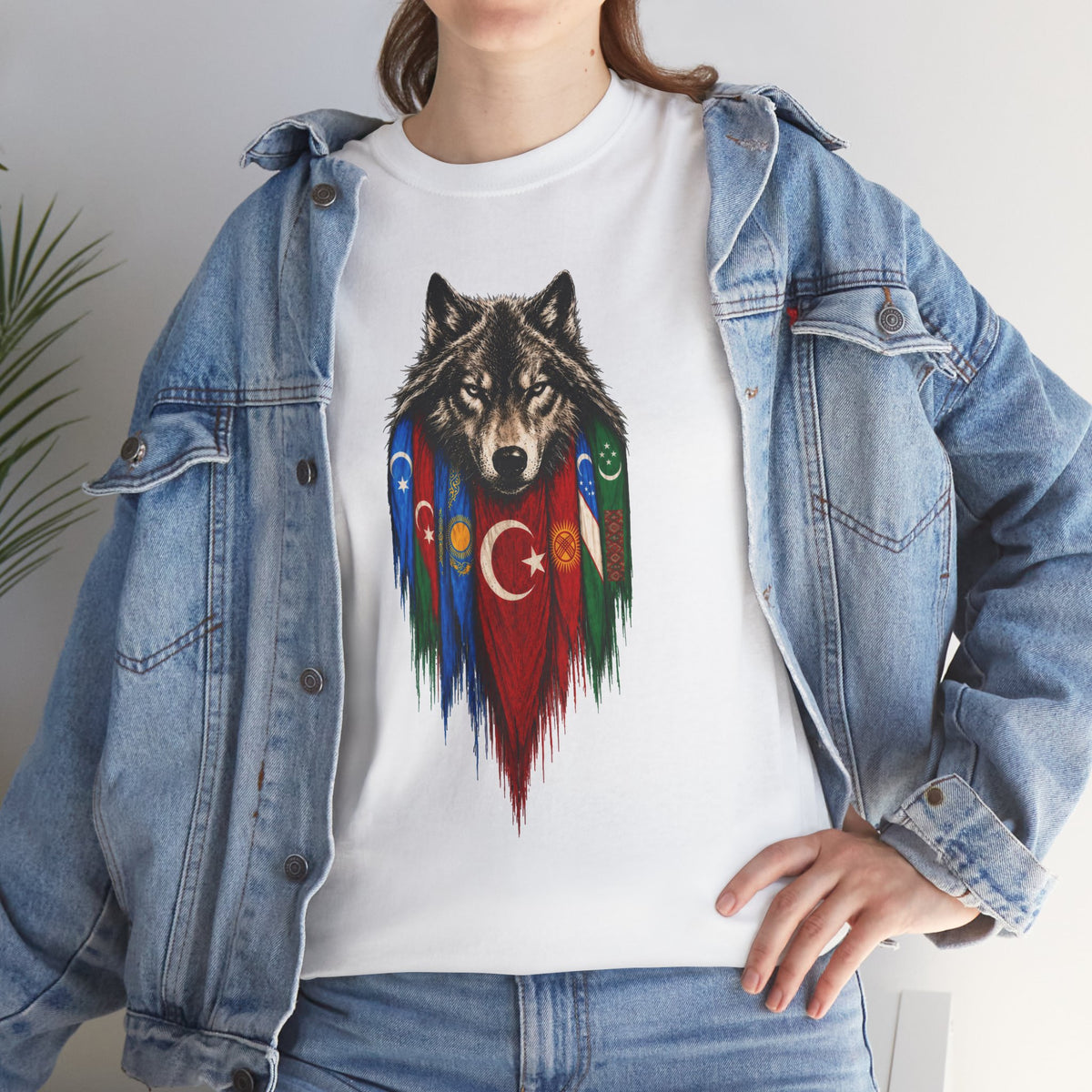 Femme portant le t-shirt blanc au motif de loup sous une veste en jean