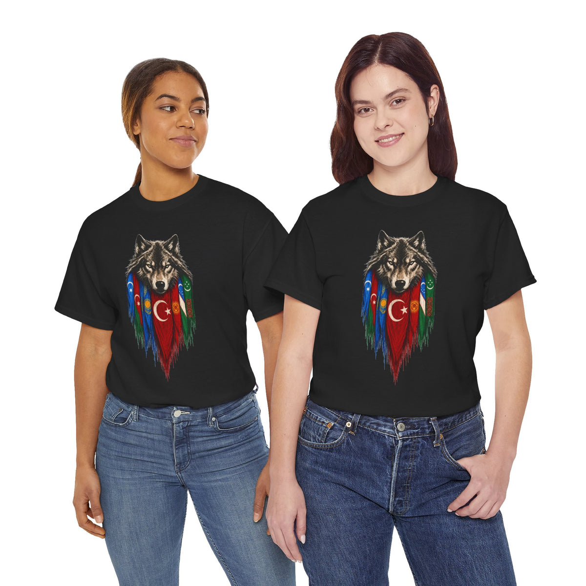 Deux femmes portant le t-shirt noir au loup et aux drapeaux turciques