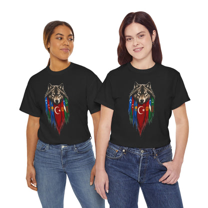 Deux femmes portant le t-shirt noir au loup et aux drapeaux turciques