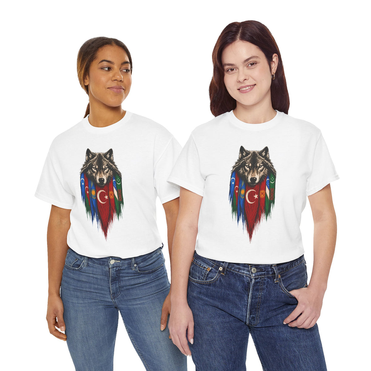 Deux femmes portant le t-shirt blanc au loup et aux drapeaux turciques