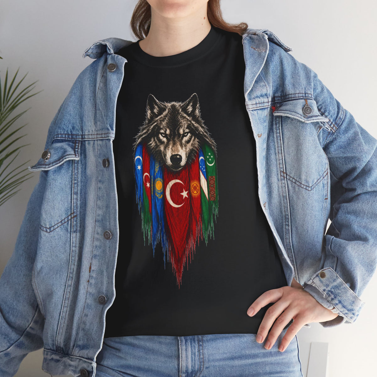 Femme portant le t-shirt noir au motif de loup sous une veste en jean