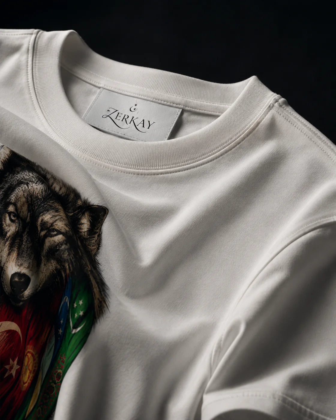 Encolure du t-shirt : col côtelé, bande d'épaule et maille du coton