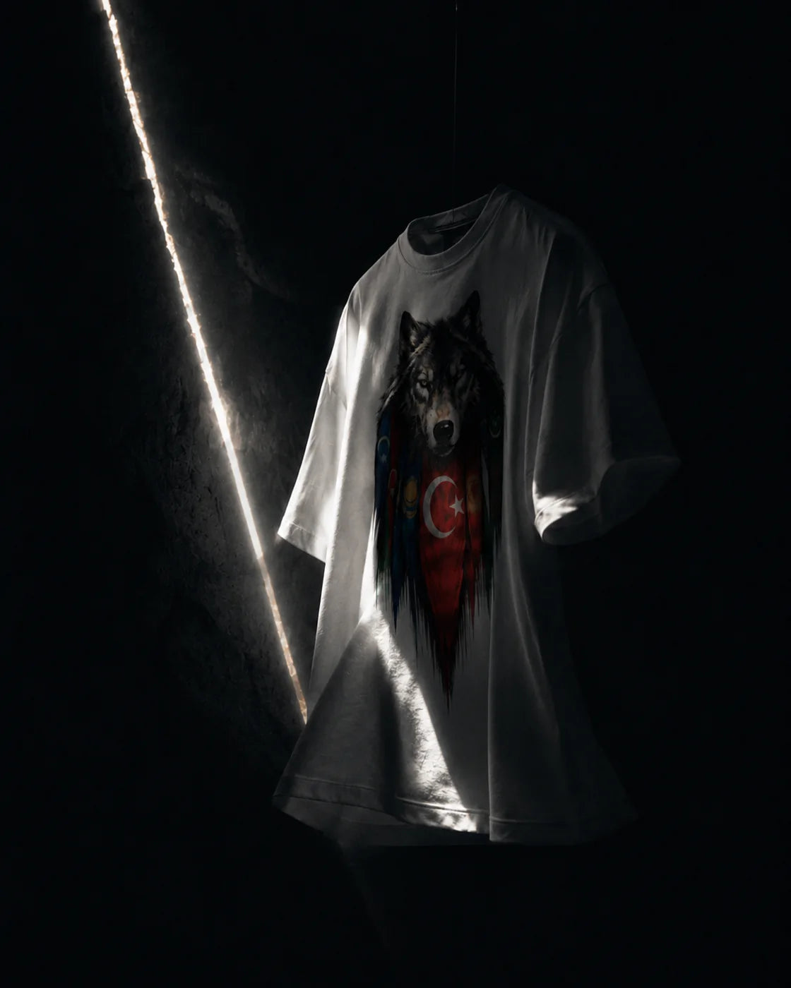 Le t-shirt suspendu, traversé par une fente de lumière